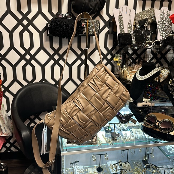 The Tan vegan Handbag weave in the front is solid in the back with a zipper - Picture 8 of 11